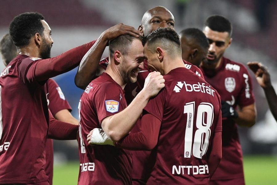 „Le-a cumpărat trei porci alor lui din primul salariu!” Fotbalistul care a ajuns de la 500 de euro, la 15.000 de euro lunar_9