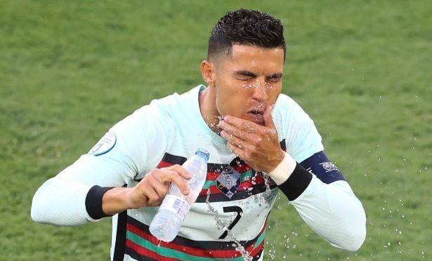 Momentul care l-a scos din sărite pe Ronaldo! A fost prezentat în chiloți la gala Balonului de Aur. Reacția lui Messi_1