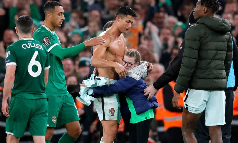 Momentul care l-a scos din sărite pe Ronaldo! A fost prezentat în chiloți la gala Balonului de Aur. Reacția lui Messi_2