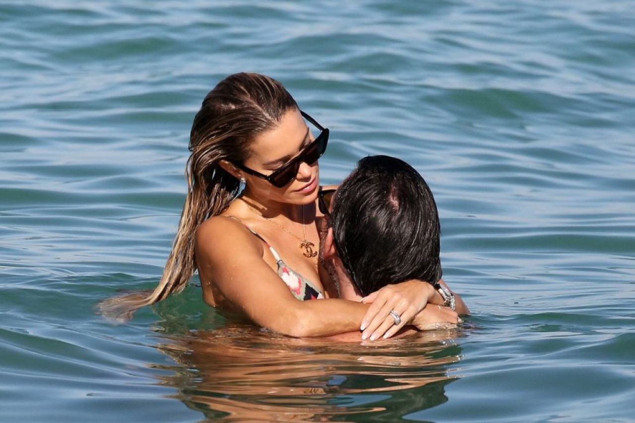 Fosta soție a lui Van der Vaart, spectacol la mare alături de noul partener. Ipostazele în care s-au lăsat fotografiați _1