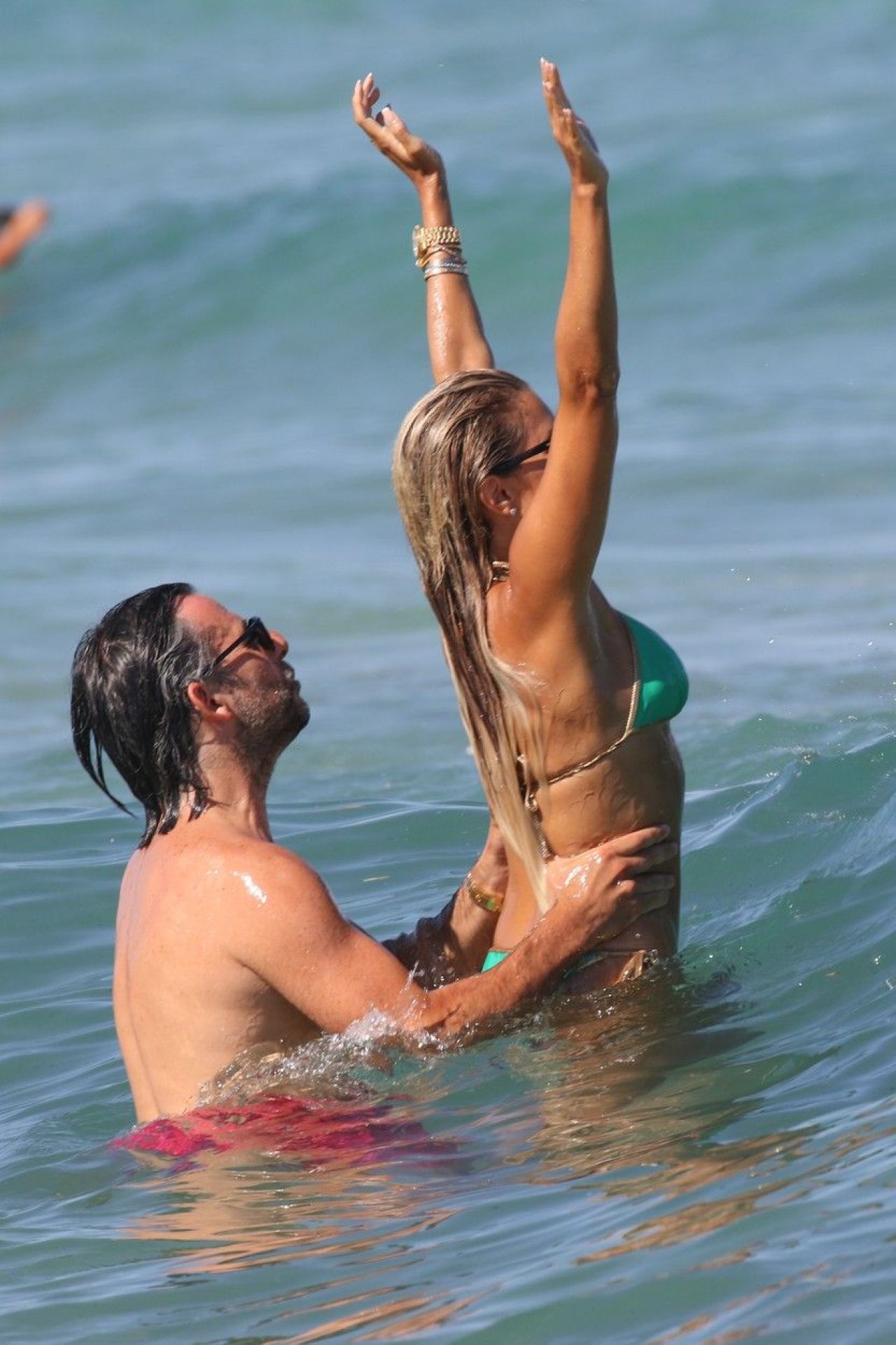 Fosta soție a lui Van der Vaart, spectacol la mare alături de noul partener. Ipostazele în care s-au lăsat fotografiați _10