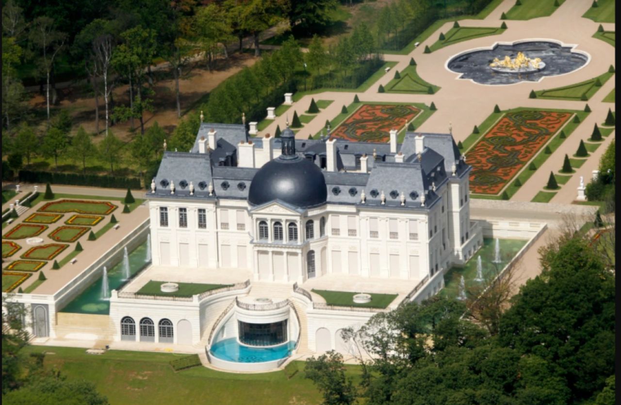 Palatul lui Gigi Becali, minuscul față de castelul patronului de la Newcastle! Imagini cu cea mai scumpă construcție din lume_1