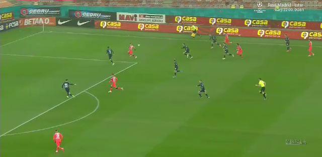 FCSB - UTA Arad 2-1 | Roș-albaștrii câștigă cu ajutorul a două penalty-uri suspecte _3