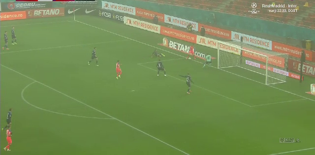 Gafă de proporții comisă de „centralul” Marian Barbu! A dictat penalty deși mingea ieșise în afara terenului_5