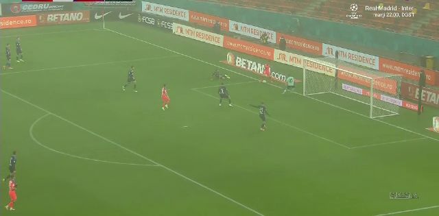 Gafă de proporții comisă de „centralul” Marian Barbu! A dictat penalty deși mingea ieșise în afara terenului_5
