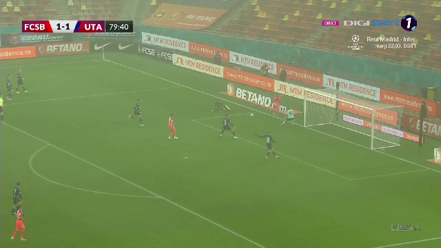 Gafă de proporții comisă de „centralul” Marian Barbu! A dictat penalty deși mingea ieșise în afara terenului_6