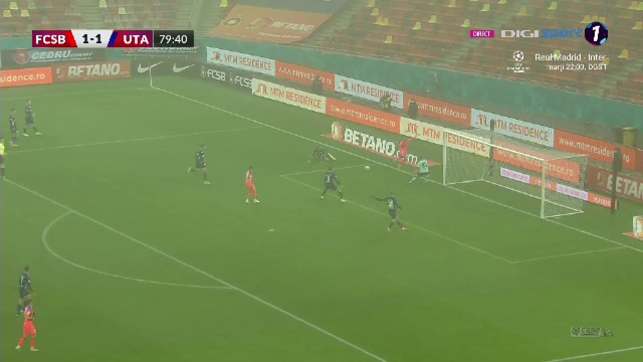 Gafă de proporții comisă de „centralul” Marian Barbu! A dictat penalty deși mingea ieșise în afara terenului_6