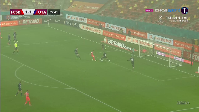 Gafă de proporții comisă de „centralul” Marian Barbu! A dictat penalty deși mingea ieșise în afara terenului_7