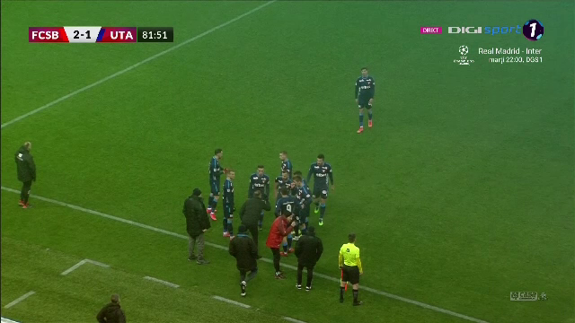 Gafă de proporții comisă de „centralul” Marian Barbu! A dictat penalty deși mingea ieșise în afara terenului_12