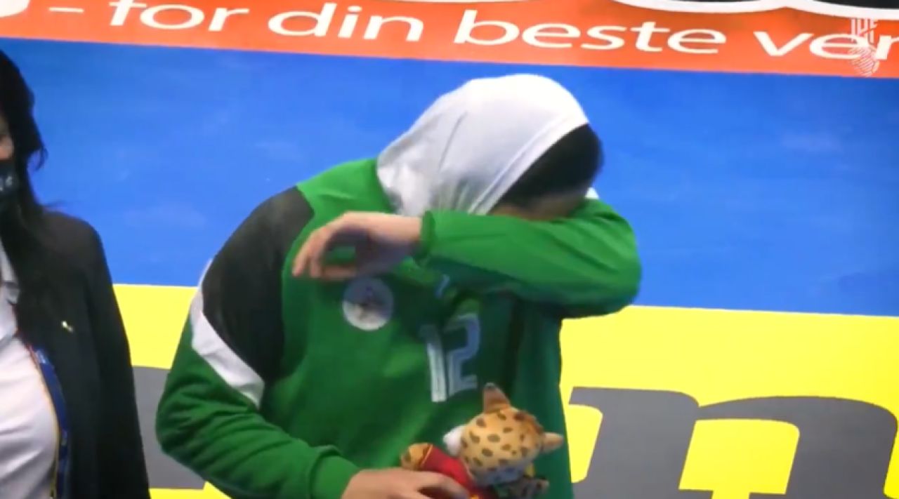 Moment emoționant la Mondialul din Spania: portarul Iranului, în lacrimi după ce a fost desemnat MVP în meciul cu Norvegia_2