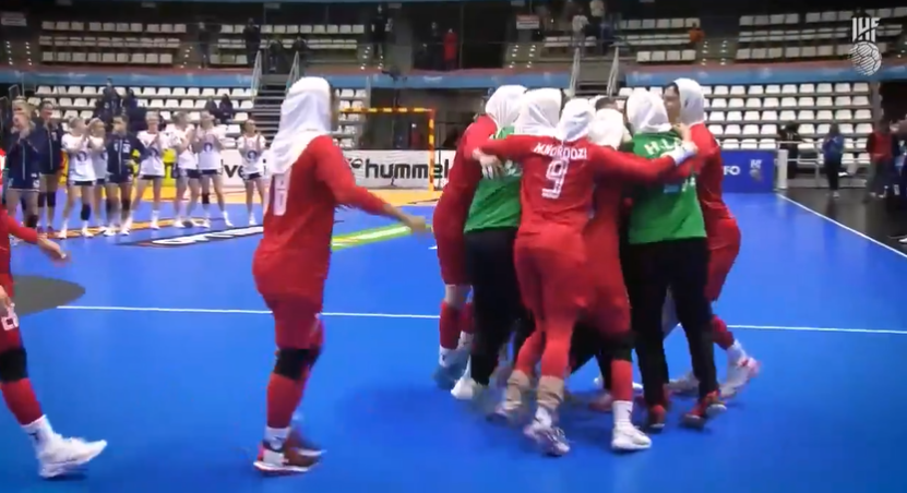Moment emoționant la Mondialul din Spania: portarul Iranului, în lacrimi după ce a fost desemnat MVP în meciul cu Norvegia_3
