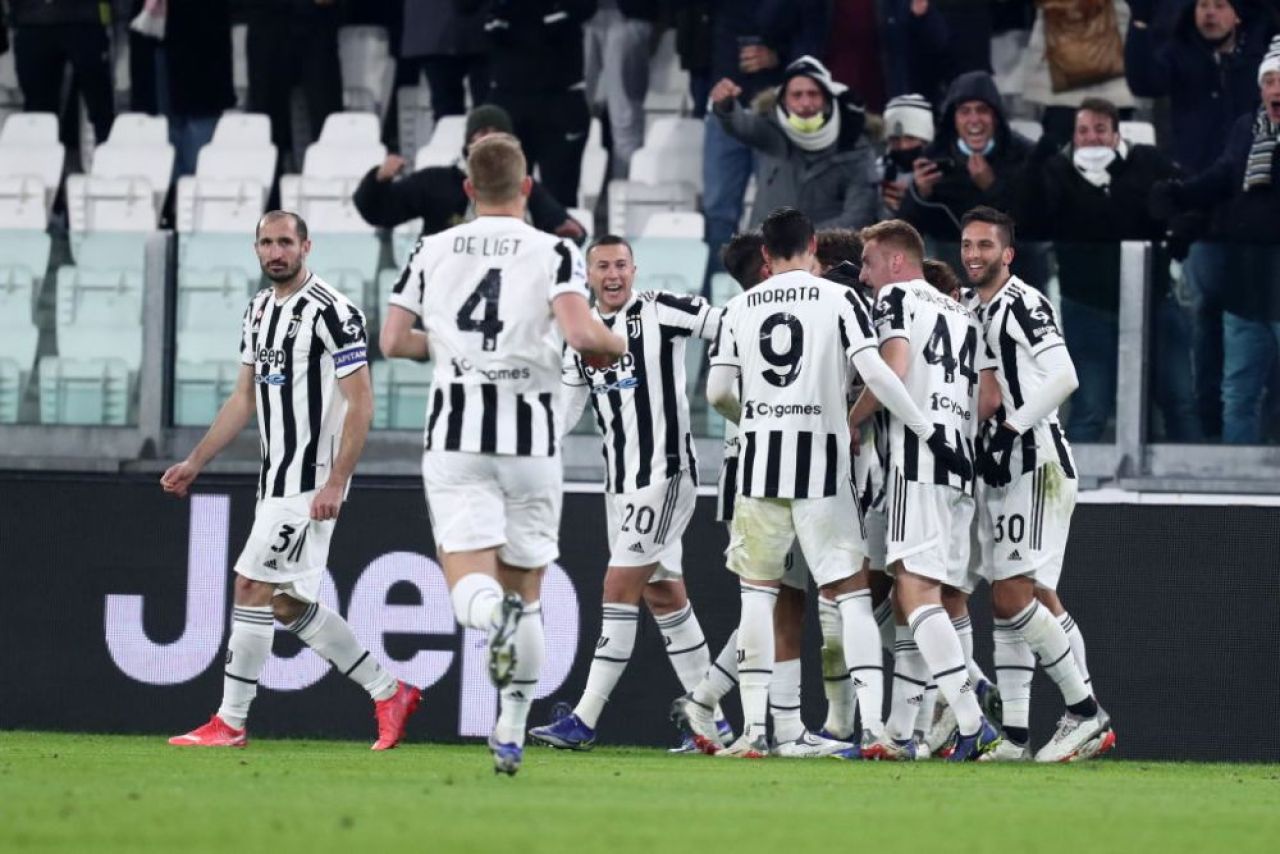 Sunt imaginile momentului! S-a costumat în arbitru și a încercat să pătrundă pe teren în timpul meciului Juventus - Genoa_1