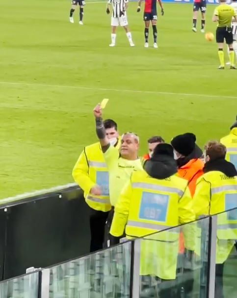 Sunt imaginile momentului! S-a costumat în arbitru și a încercat să pătrundă pe teren în timpul meciului Juventus - Genoa_6