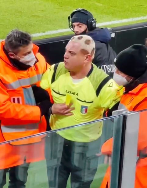 Sunt imaginile momentului! S-a costumat în arbitru și a încercat să pătrundă pe teren în timpul meciului Juventus - Genoa_7