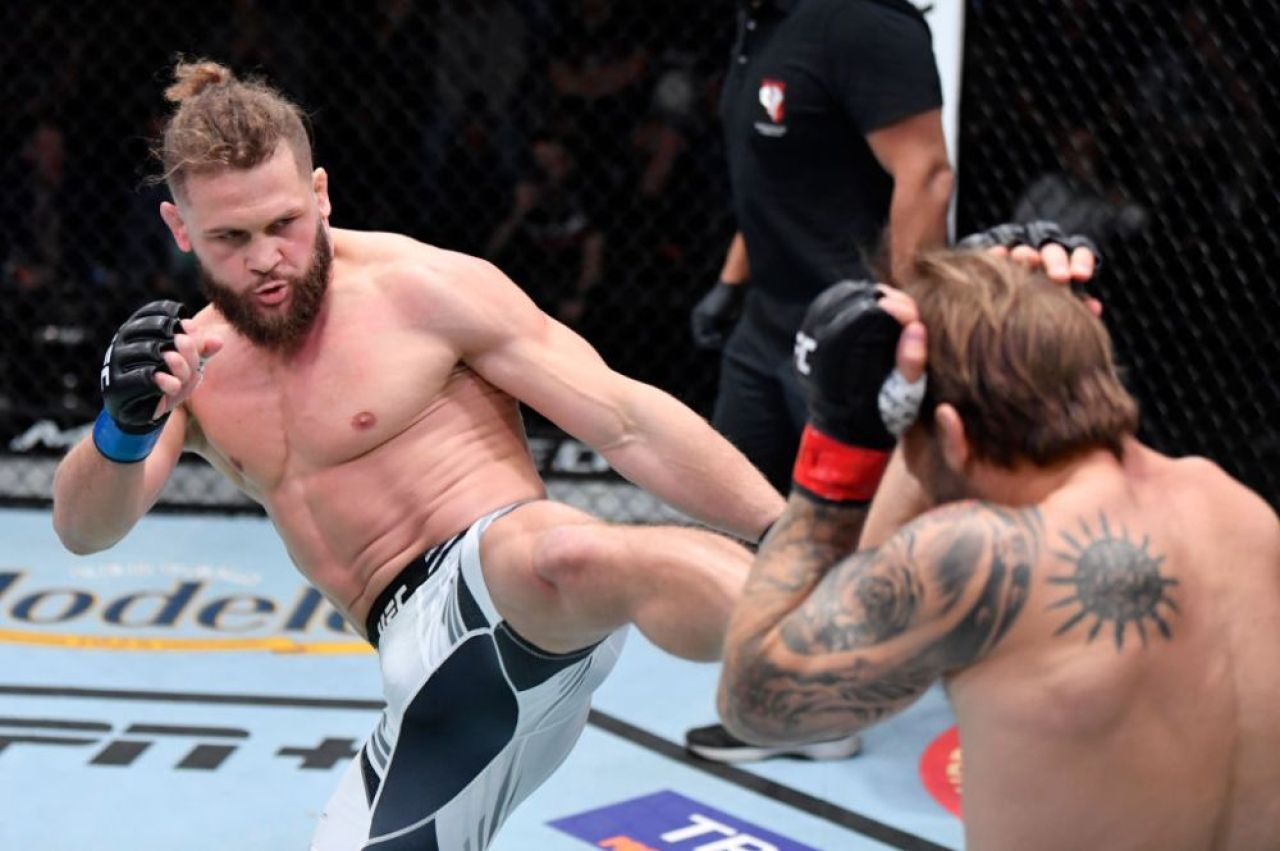 Starul UFC și-a făcut K.O. adversarul cu o lovitură de picior din întoarcere! L-a doborât la podea instant _1