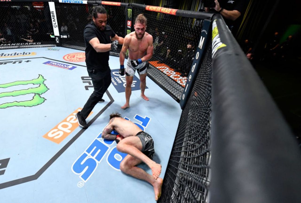 Starul UFC și-a făcut K.O. adversarul cu o lovitură de picior din întoarcere! L-a doborât la podea instant _2