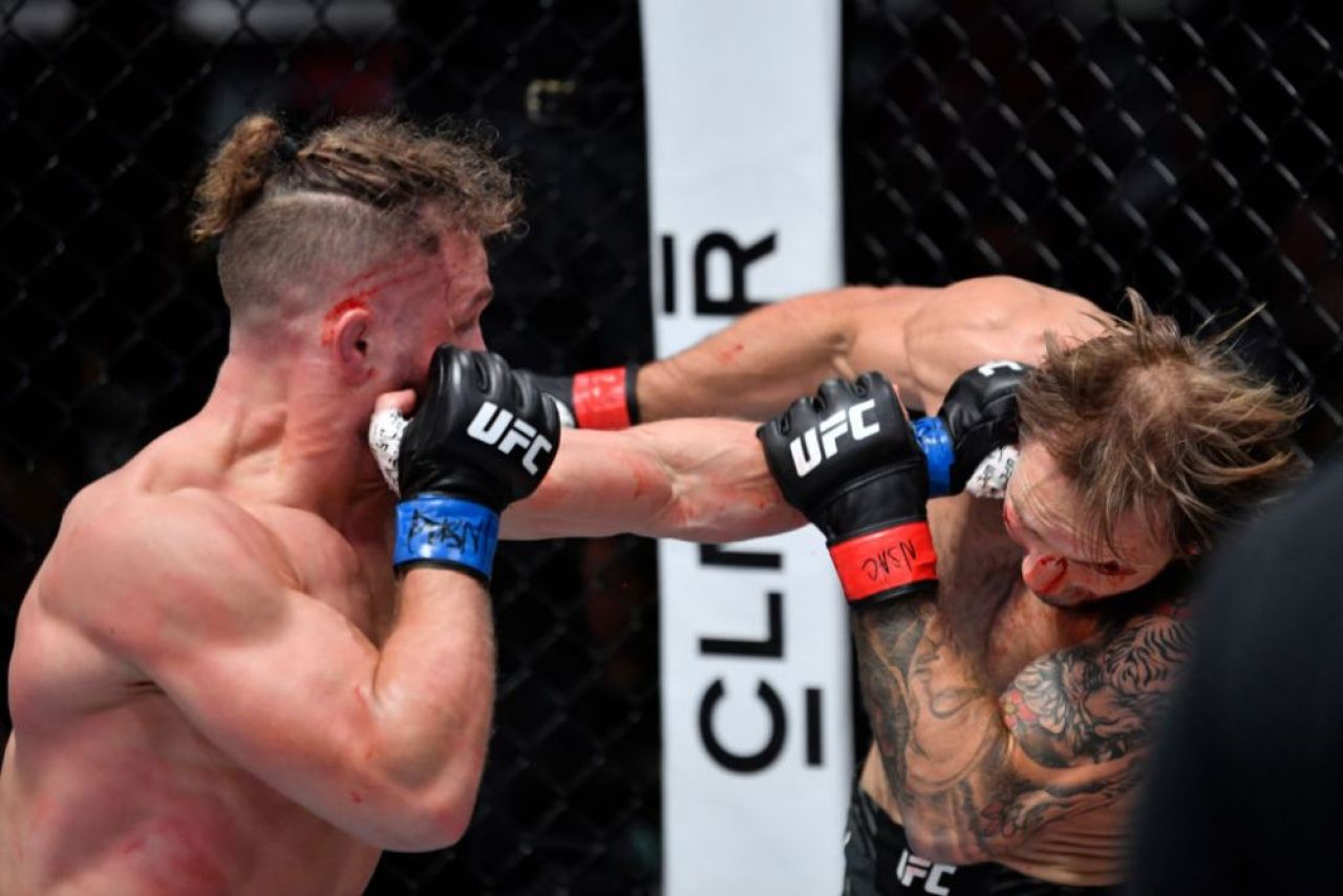 Starul UFC și-a făcut K.O. adversarul cu o lovitură de picior din întoarcere! L-a doborât la podea instant _3