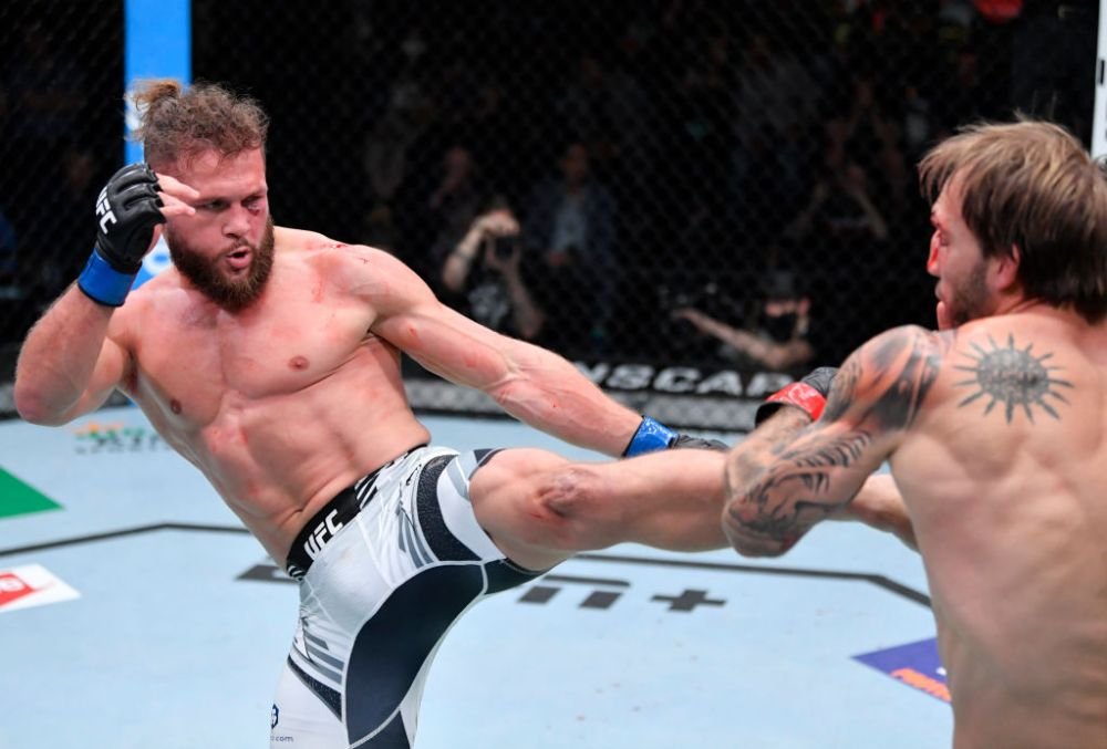 Starul UFC și-a făcut K.O. adversarul cu o lovitură de picior din întoarcere! L-a doborât la podea instant _4