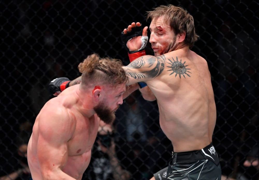 Starul UFC și-a făcut K.O. adversarul cu o lovitură de picior din întoarcere! L-a doborât la podea instant _5