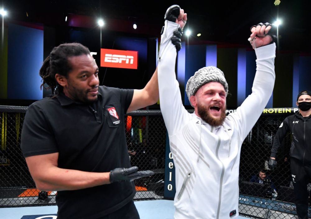 Starul UFC și-a făcut K.O. adversarul cu o lovitură de picior din întoarcere! L-a doborât la podea instant _6
