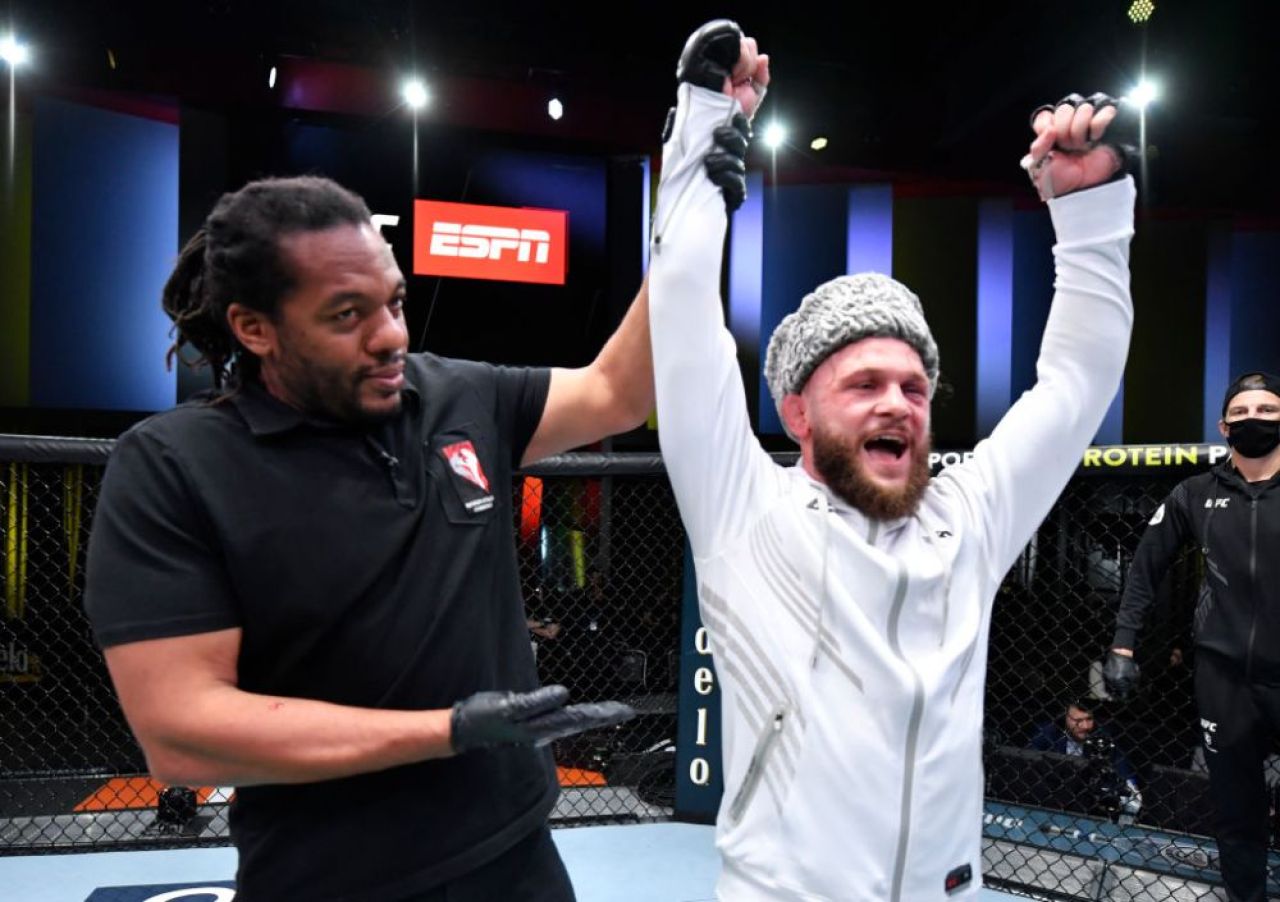 Starul UFC și-a făcut K.O. adversarul cu o lovitură de picior din întoarcere! L-a doborât la podea instant _6