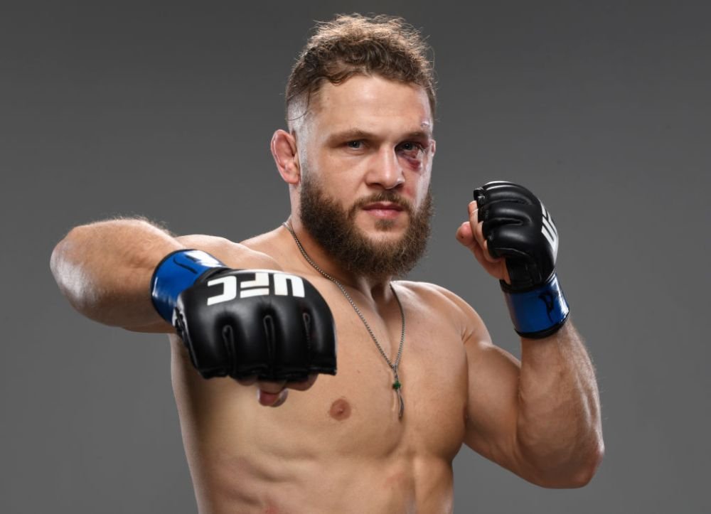 Starul UFC și-a făcut K.O. adversarul cu o lovitură de picior din întoarcere! L-a doborât la podea instant _7