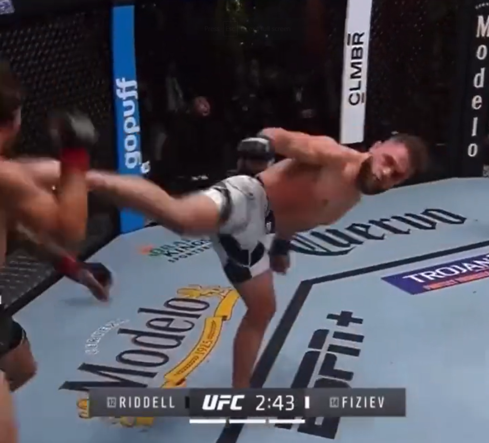 Starul UFC și-a făcut K.O. adversarul cu o lovitură de picior din întoarcere! L-a doborât la podea instant _9