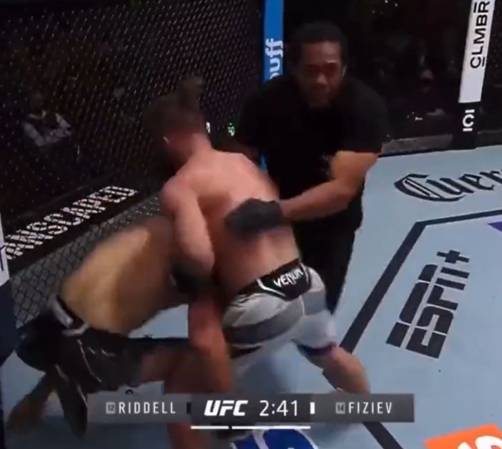 Starul UFC și-a făcut K.O. adversarul cu o lovitură de picior din întoarcere! L-a doborât la podea instant _10