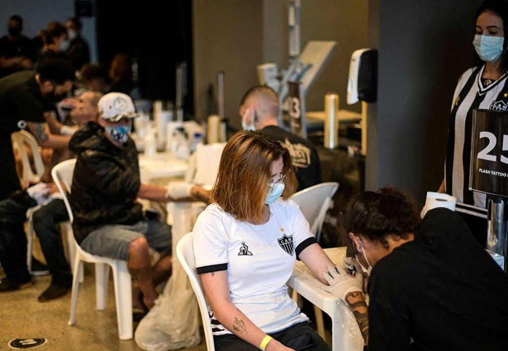 Situație fără precedent &icirc;n Brazilia! Fanii lui Atletico Mineiro au stat la coadă &icirc;n ploaie pentru tatuaje gratis&nbsp;