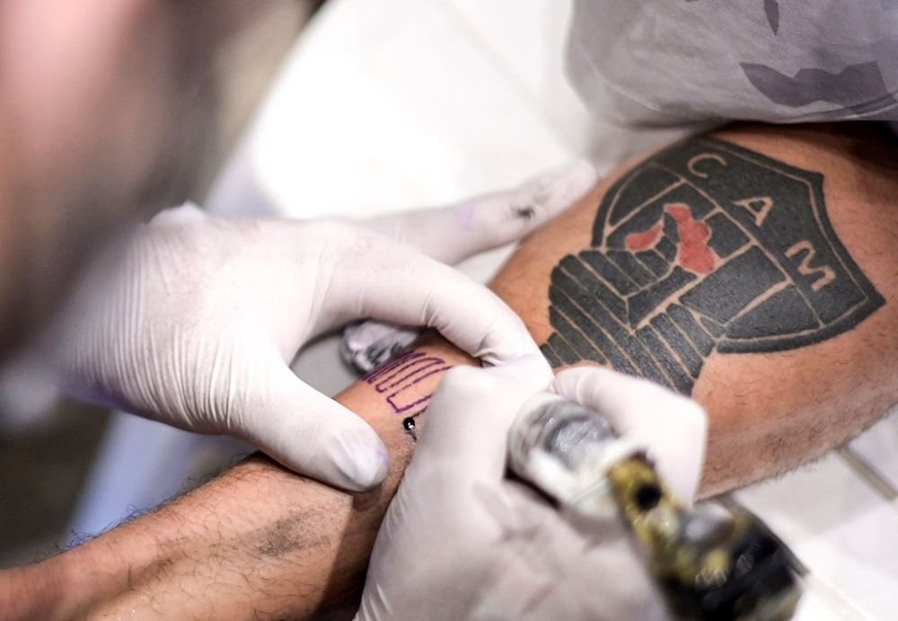 Situație fără precedent în Brazilia! Fanii lui Atletico Mineiro au stat la coadă în ploaie pentru tatuaje gratis _2