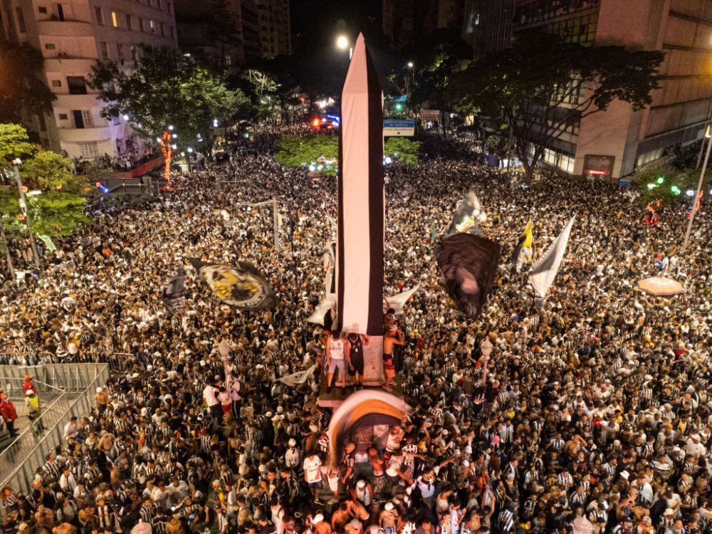 Situație fără precedent în Brazilia! Fanii lui Atletico Mineiro au stat la coadă în ploaie pentru tatuaje gratis _4