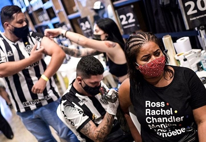 Situație fără precedent în Brazilia! Fanii lui Atletico Mineiro au stat la coadă în ploaie pentru tatuaje gratis _6