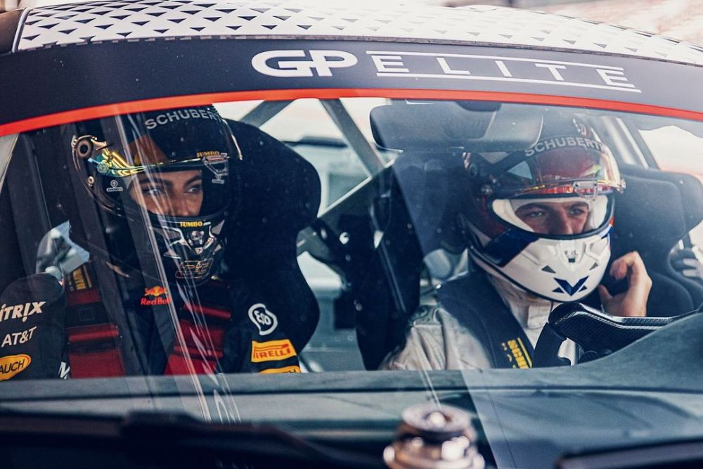 A zburat 11 ore cu avionul privat pentru iubita sa. Gestul romantic al lui Verstappen înaintea cursei pentru titlul mondial_3