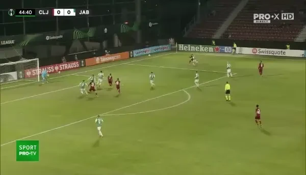 Minutul 45: GOOOOL CFR Cluj! Cristi Manea centrează în careu către Debeljuh, acesta reia cu capul și deschide scorul în Gruia. 1-0 pentru campioana României!