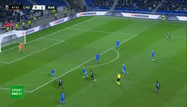 AUTOGOL! Cherki pătrunde în careu și șutează, balonul se lovește de Bassey și intră în poartă