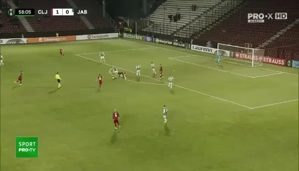 Minutul 59: Ocazie CFR Cluj! Păun reia din prima o minge centrată, dar Hanus reușește să respingă.