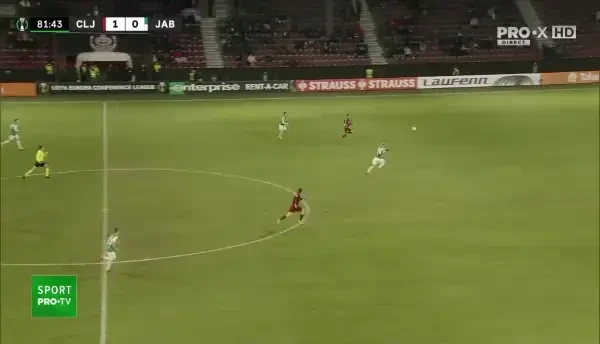 Minutul 83: GOOOOL CFR Cluj! Debeljuh primește o pasă extraordinară de la Costache, rămâne singur cu portarul advers și îl execută cu o ”scăriță”.