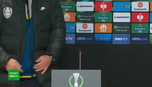 Stăm p&acirc;nă m&acirc;ine aici? N-am auzit &icirc;n istoria fotbalului...! . Dan Petrescu, un car de nervi la conferința de presă: ce l-a &icirc;nfuriat