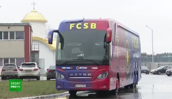 Transport &icirc;n confort pentru perlele lui Becali! :) FCSB și-a prezentat noul autocar cu care va face deplasările