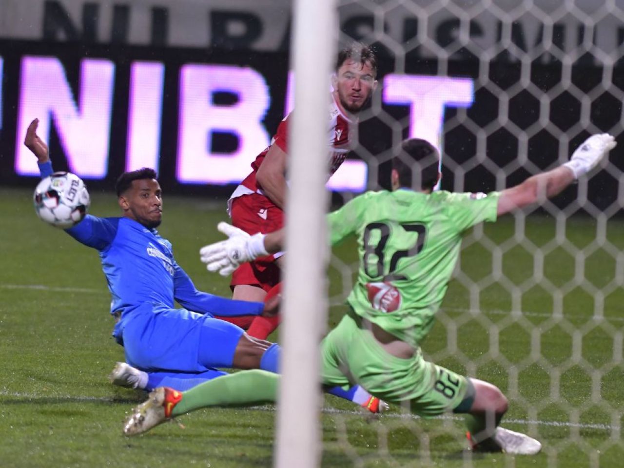 „De unde până unde decid jucătorii?!” Reacție dură a fostului antrenor de la Dinamo: „Poftiți afară!”_11