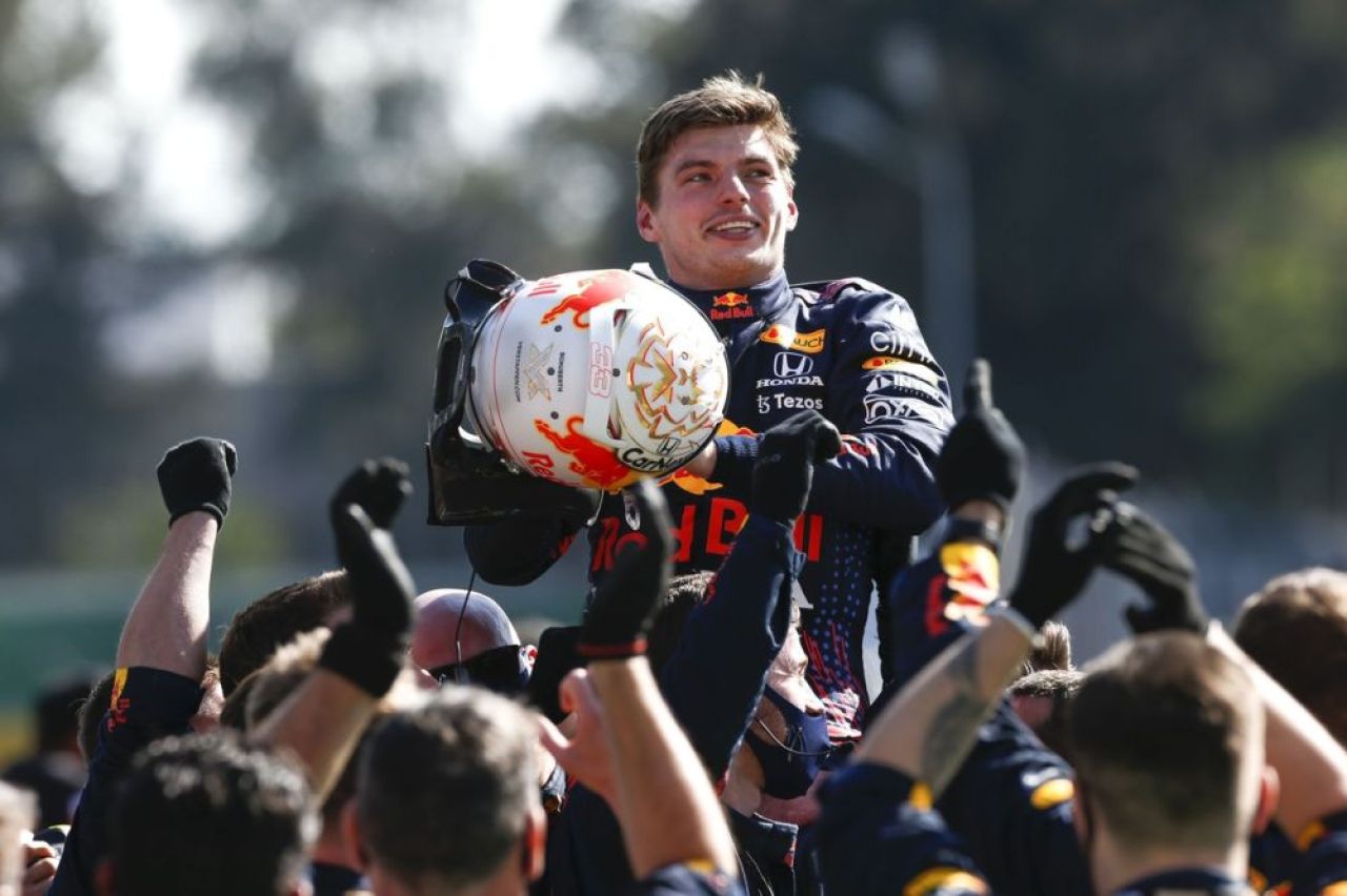 Ce salarii încasează Lewis Hamilton și Max Verstappen. Piloții care se bat pentru titlul mondial în F1 au și bonusuri în contracte_3