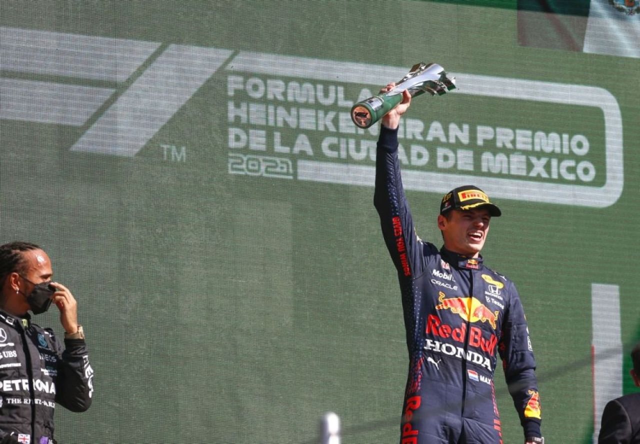 Ce salarii încasează Lewis Hamilton și Max Verstappen. Piloții care se bat pentru titlul mondial în F1 au și bonusuri în contracte_4
