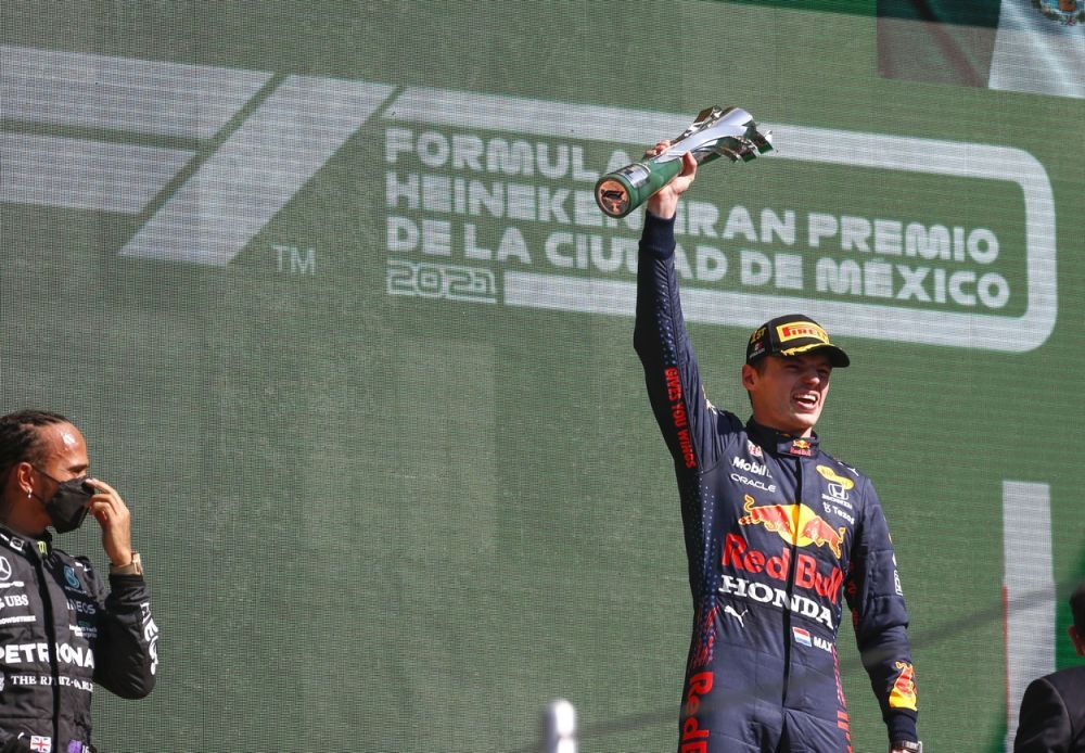 Ce salarii încasează Lewis Hamilton și Max Verstappen. Piloții care se bat pentru titlul mondial în F1 au și bonusuri în contracte_4