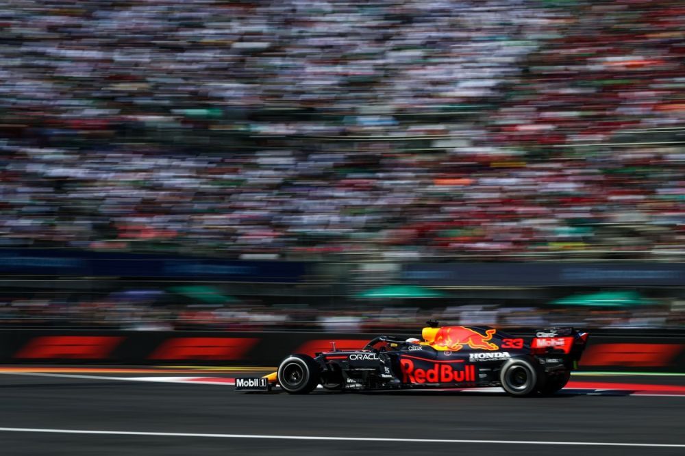 Ce salarii încasează Lewis Hamilton și Max Verstappen. Piloții care se bat pentru titlul mondial în F1 au și bonusuri în contracte_5