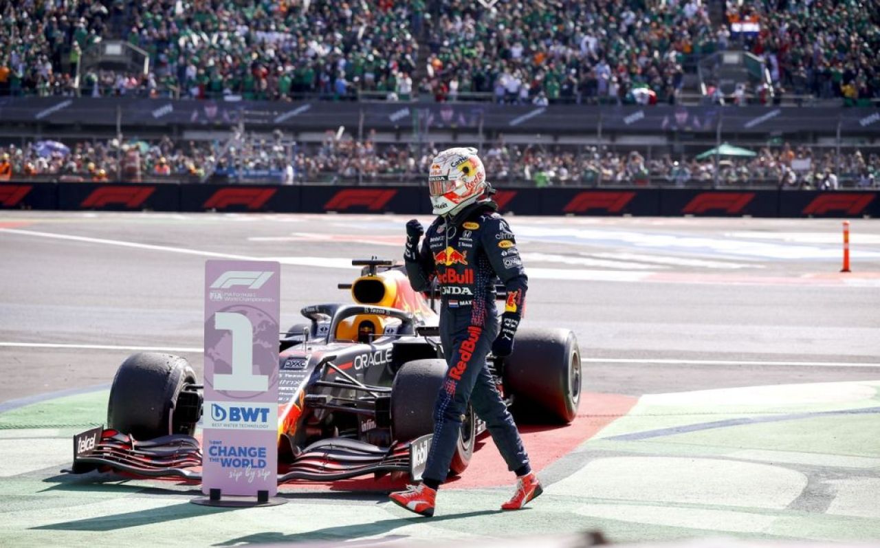 Ce salarii încasează Lewis Hamilton și Max Verstappen. Piloții care se bat pentru titlul mondial în F1 au și bonusuri în contracte_6