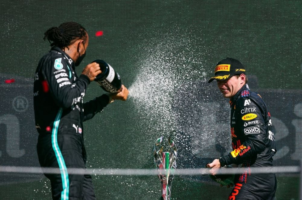 Ce salarii încasează Lewis Hamilton și Max Verstappen. Piloții care se bat pentru titlul mondial în F1 au și bonusuri în contracte_7