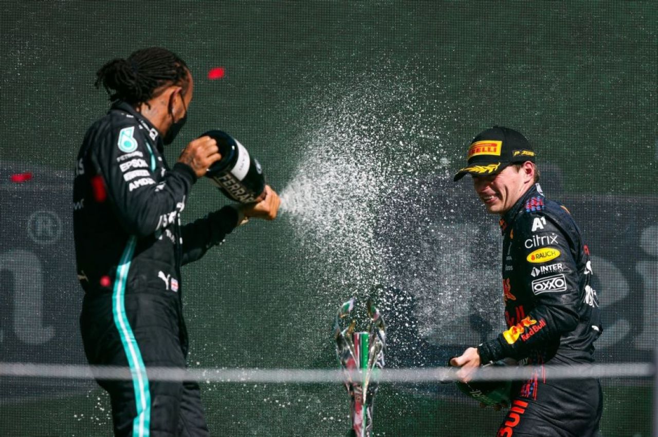 Ce salarii încasează Lewis Hamilton și Max Verstappen. Piloții care se bat pentru titlul mondial în F1 au și bonusuri în contracte_7