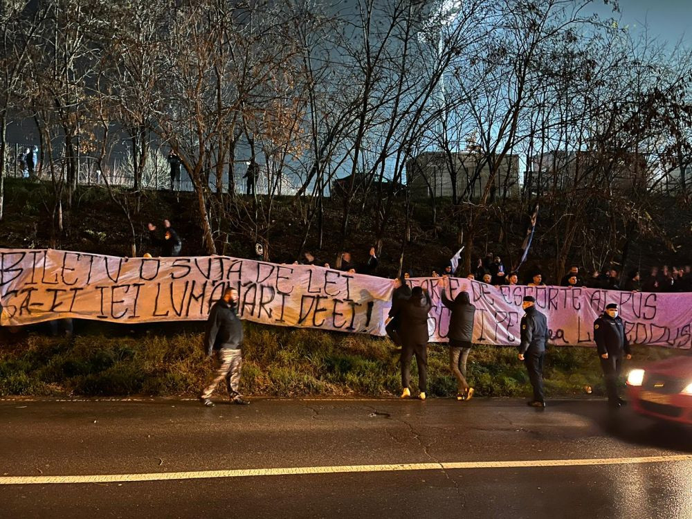 &bdquo;Biletu 100 de lei / Să-ți iei lum&acirc;nări de ei!&rdquo; Suporterii Universității Craiova, iritați de gestul conducerii lui Voluntari