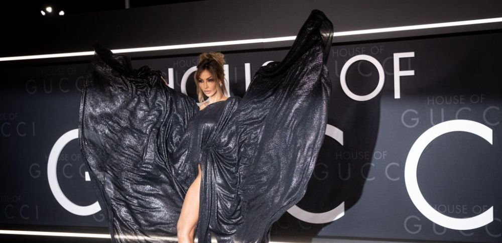 Mădălina Ghenea, fără lenjerie intimă pe covorul roșu! Românca a furat privirile tuturor cu apariția sa_14