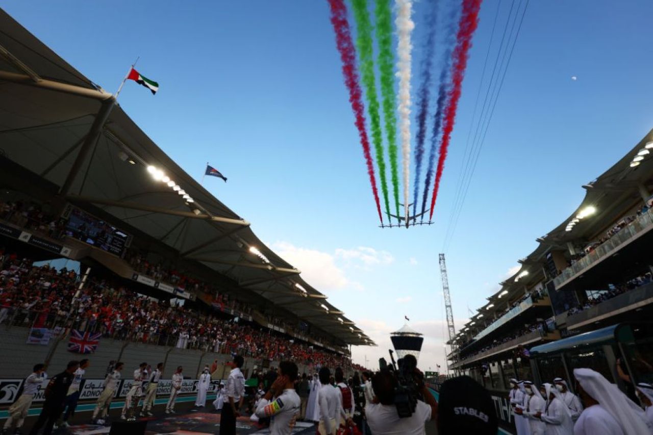 Max Verstappen este campion mondial în F1! L-a depășit pe Hamilton în ultimul tur la Abu Dhabi_3